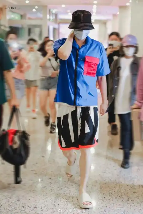 前几日李易峰逛街被粉丝围拍,脚上穿的就是热度最高的骨白 yeezy