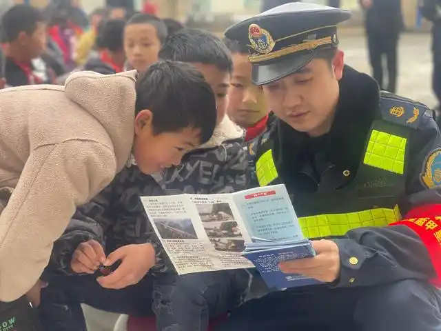近日,在毕节市七星关区林口镇中心小学,贵州省交通运输综合行政执法五