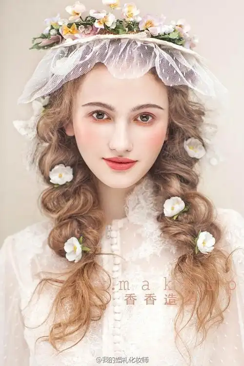 【欧式新娘】深邃的五官,采用略夸张的头饰,也不会显得突兀.
