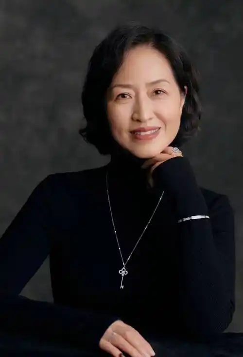 ①发尾微卷的三七分短发【二】建议中老年女人换这3种发型,气质更出众