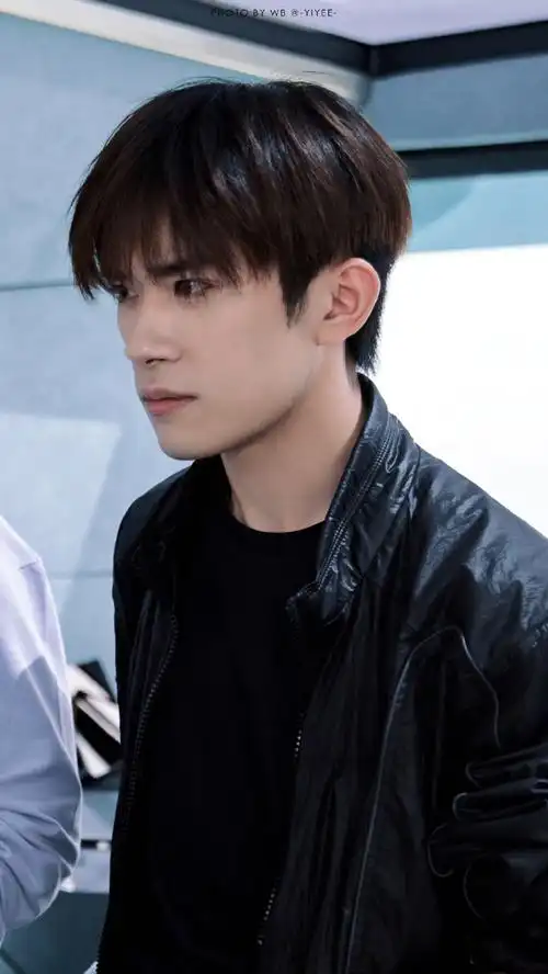 易烊千玺新专辑刘艳芬##易烊千玺手臂上的青筋