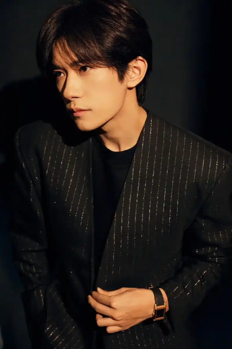 获赞 1053 关注 积家全球代言人易烊千玺佩戴reverso tribute翻转系列