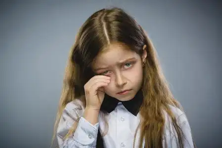 女孩委屈冒犯的肖像哭泣女孩孤立在灰色背景上. 否定照片