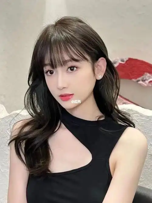 适合圆脸方脸女生的发型|||浪漫法式刘海