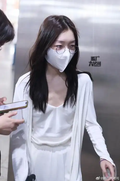 周冬雨机场素颜照