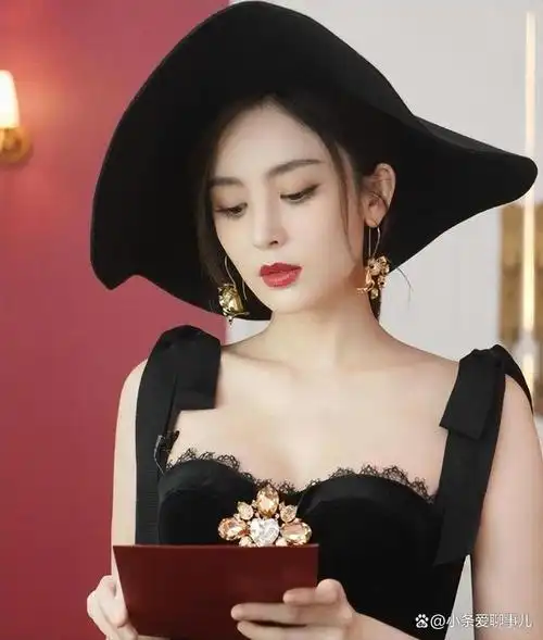 古力娜扎近照已出身材风韵十足极具有女人味