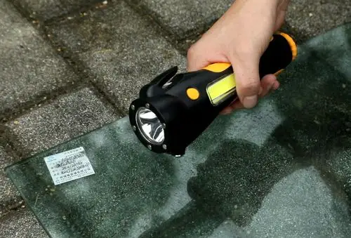 车用消防安全锤逃生锤多功能应急车载破窗器强光手电筒爆闪警示