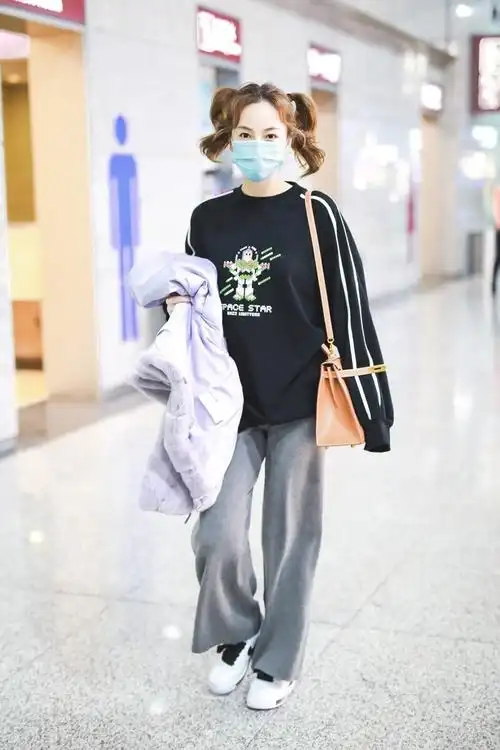 独家街拍:吴昕简约穿搭现身机场,扎起两个马尾辫依旧超减龄