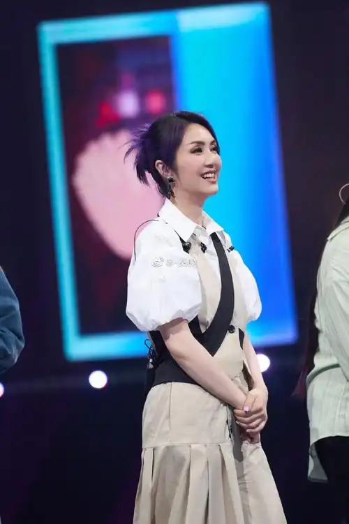 杨千嬅唱歌唱成了歌迷握手会##杨千嬅百人合唱花好月圆夜