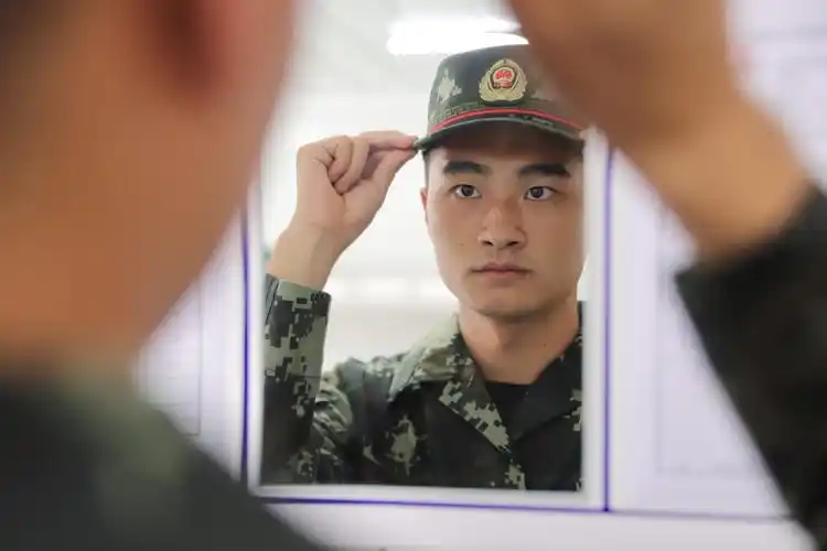 穿上了军装,就要有军人的样子来到训练场,就要有坚定的意志