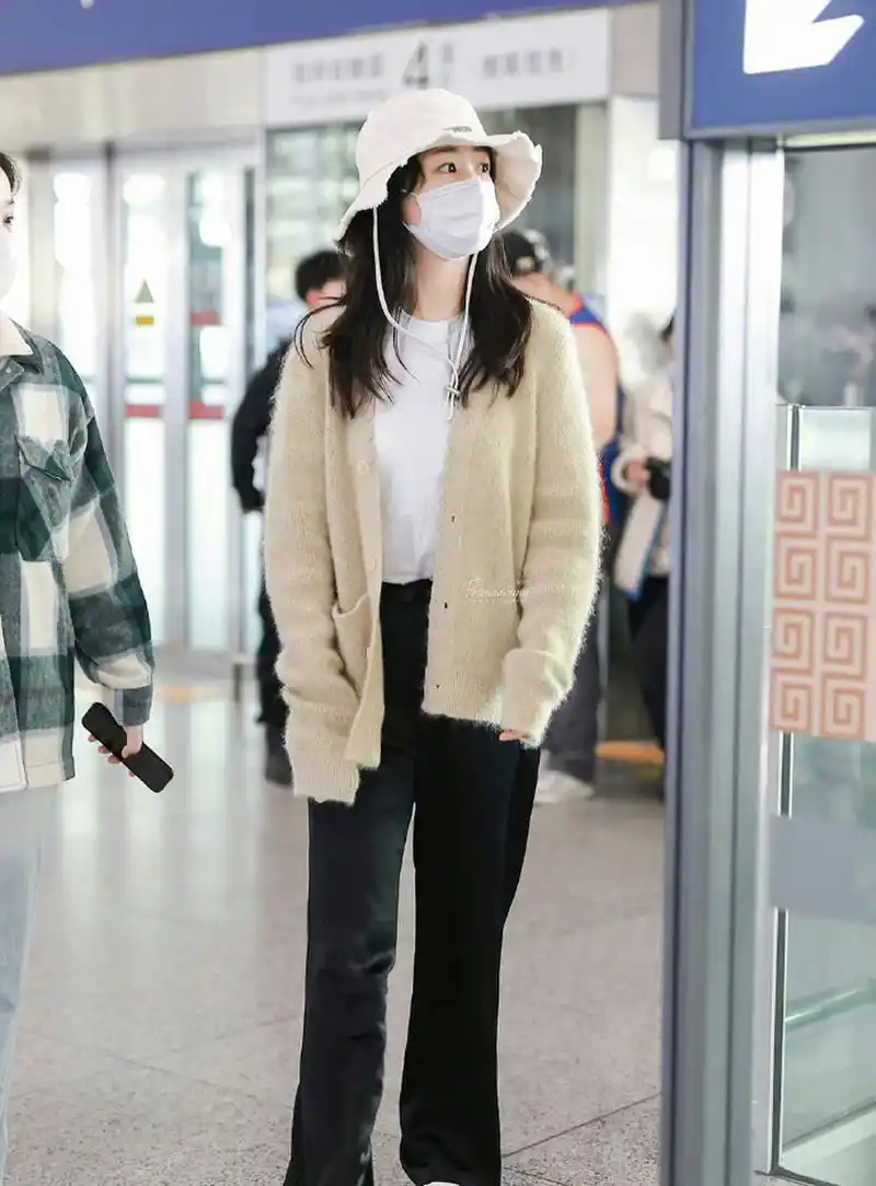 杨紫饭拍回国机场照,私服穿搭如何? 676767