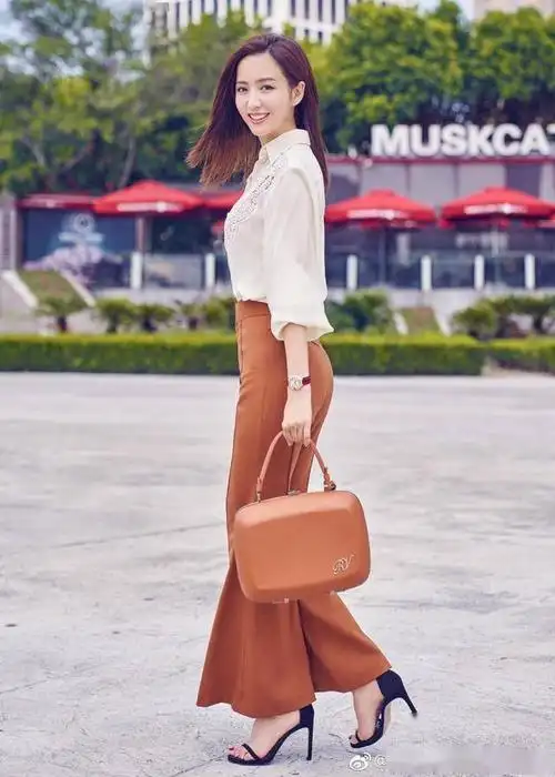 37岁佟丽娅魅力不减凸显女人味穿搭法宝细带高跟鞋功不可没