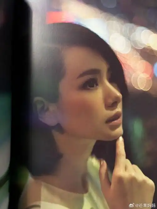 考古看到2012年戚薇拍的写真集,真的好明媚长相好有辨识度,利落的短发