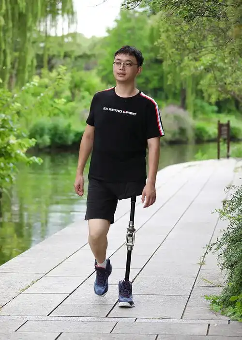 交互步态行走假肢由于摆过或摆至步行需要上肢把身体及假肢重量撑起