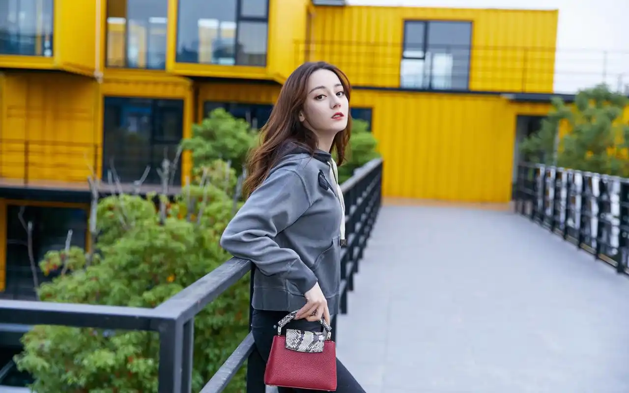 迪丽热巴时尚街拍高清桌面壁纸_大陆明星_壁纸下载_美桌网