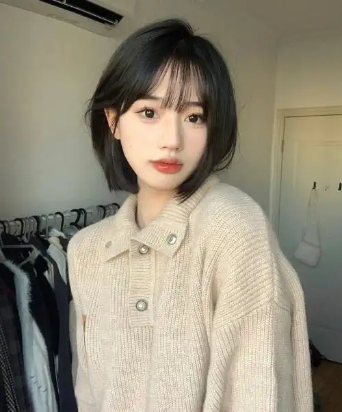 一刀切短发搭配法式刘海真的是好看