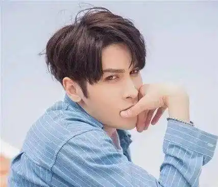 男生韩式发型做对了真的很帅,中分蓬松发型