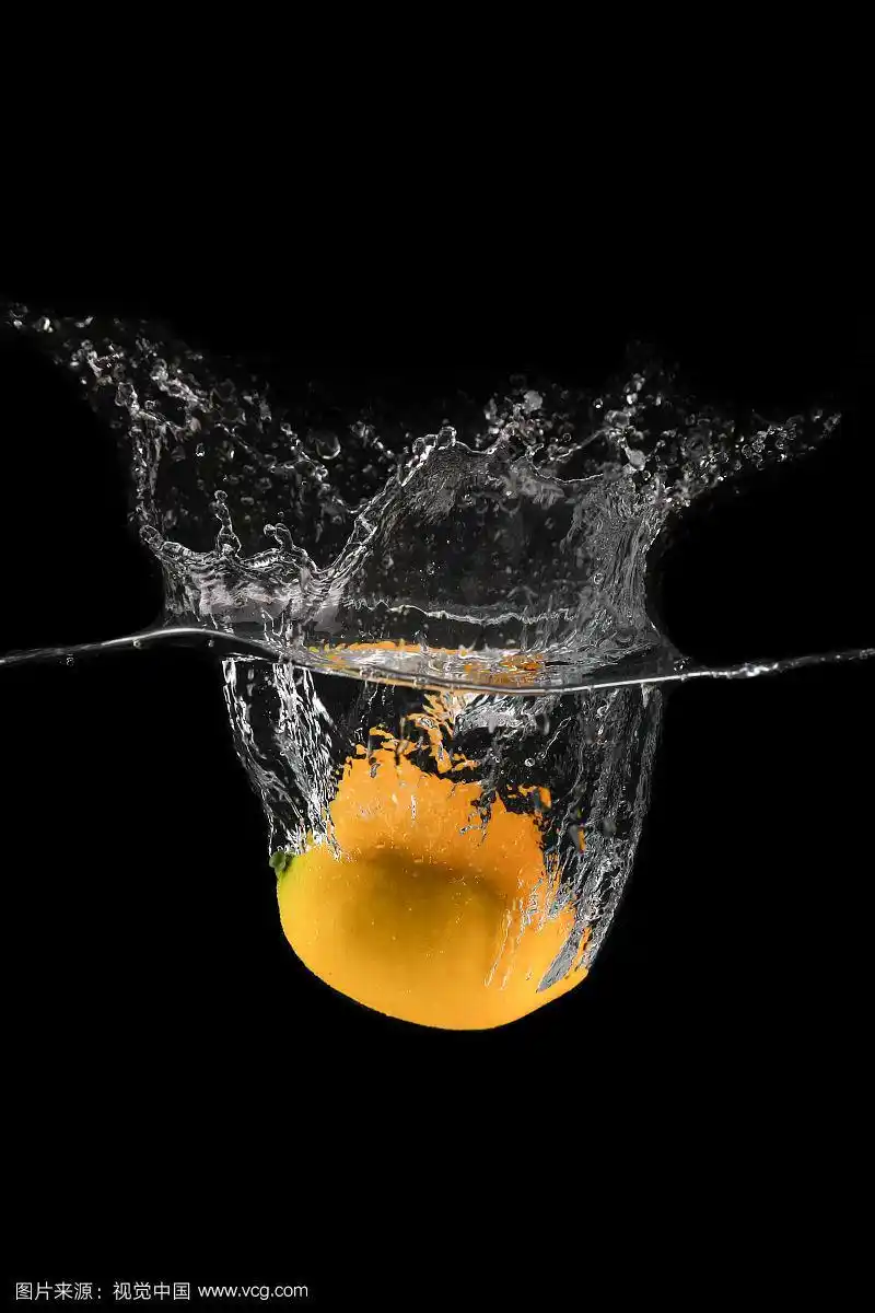 黄色柠檬落入水中凝固水花的瞬间