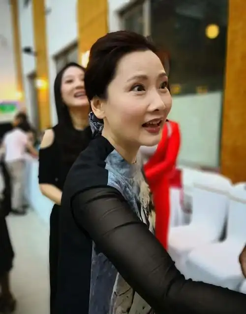 娱圈故事:"媚娘子"何赛飞,人生之幸得一宠爱自己之人__财经头条