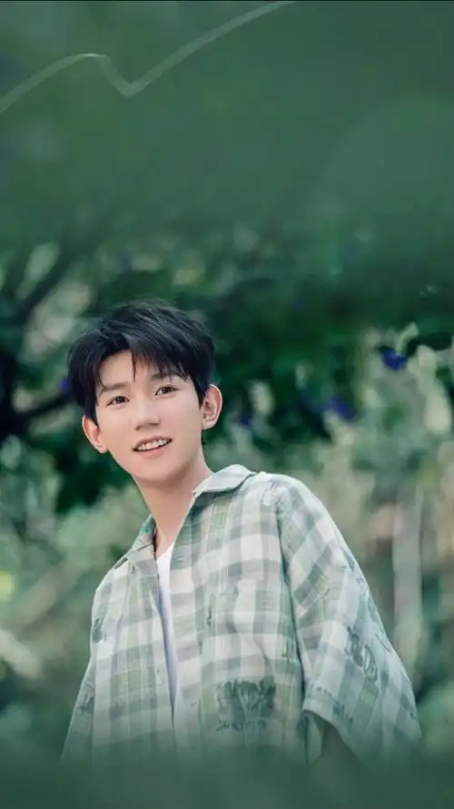 王源超话#王源溪木源品牌代言人#  无文字高清图  (p2去不了文字但