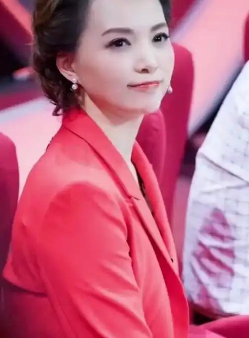 央视女神董卿强势回归新节目再次挑大梁50岁依然稳坐一姐位置