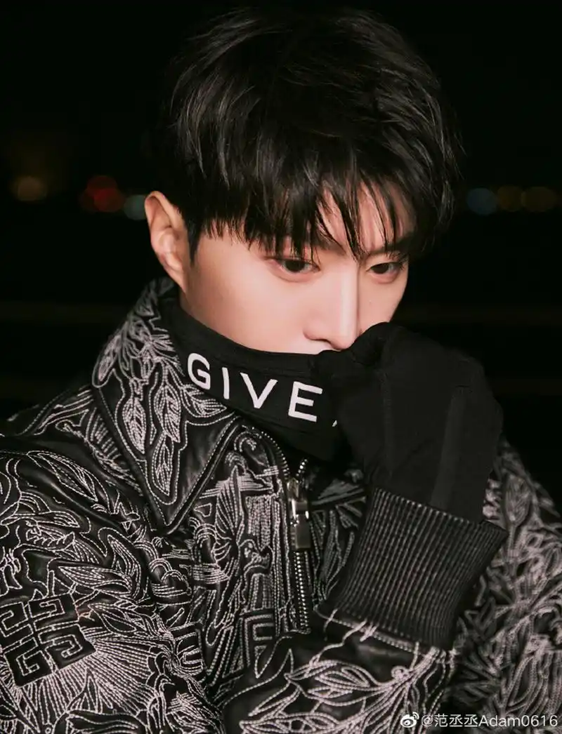 范丞丞机车写真