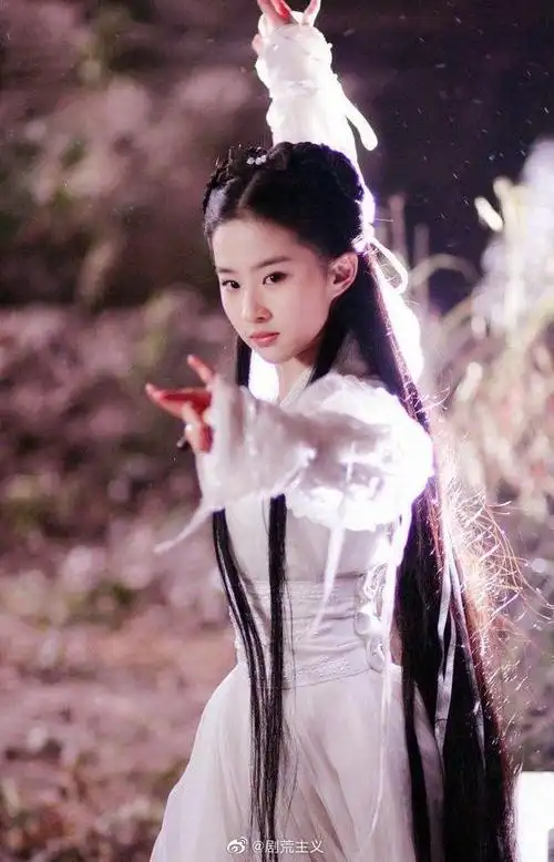 刘亦菲小龙女白衣舞剑旧照