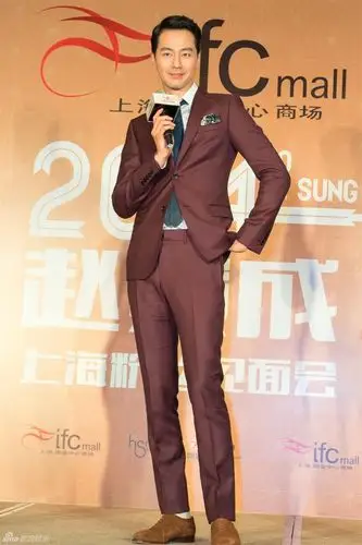 高清图:长腿男神赵寅成亲和 大摆pose不忘卖萌_高清图集_新浪网