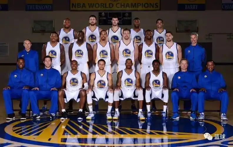 (勇士2014-15赛季全家福)看看前两个赛季的全家福,你能找到答案不?