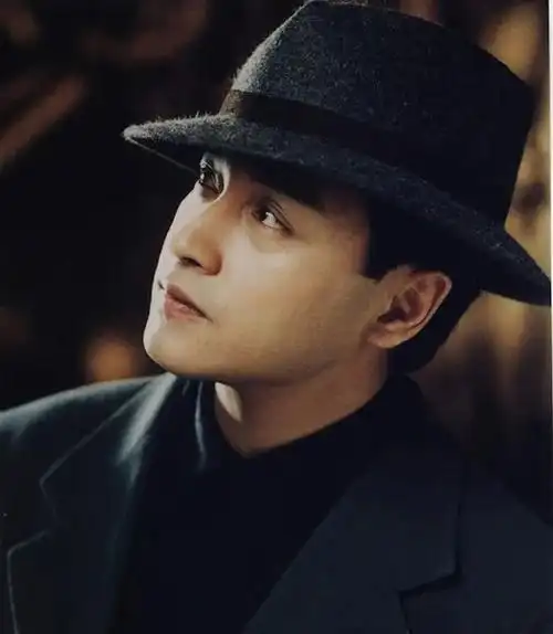 原名张发宗,是华人社会最有影响力的演艺人之一,香港知名男演员,歌手