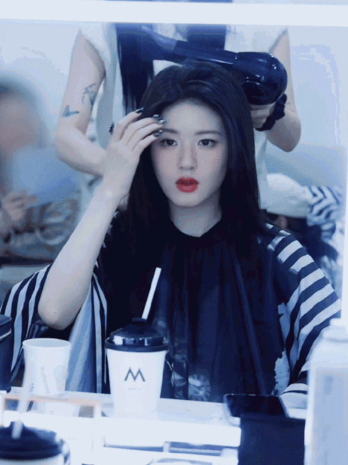 赵露思短发新发型