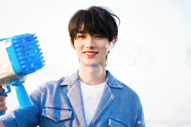 敖子逸养了只鸭