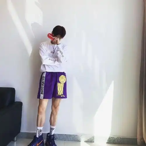 白敬亭更新ins 今天也是疯狂晒鞋的白某人