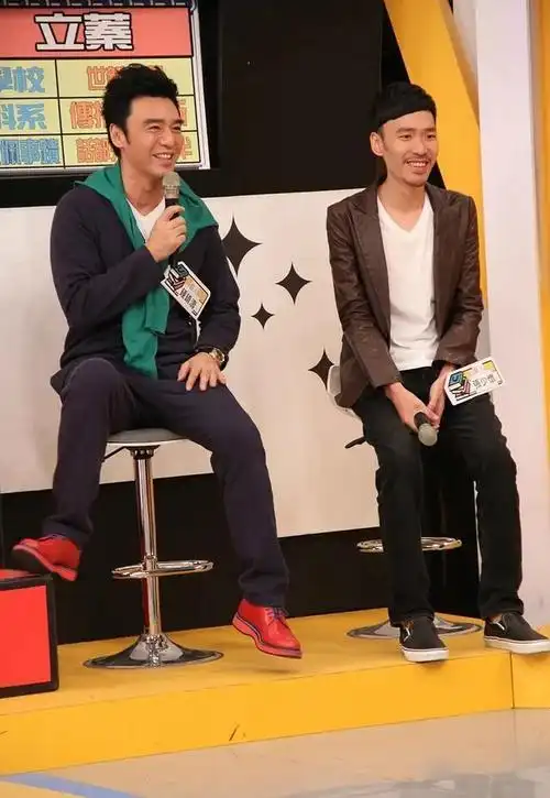 港台演员父子对比,曾志伟儿子是著名大导演,甄子丹父子如出一辙