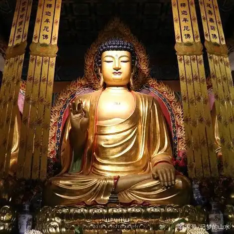 一句话说完就是"如来"只是一种称号,而释迦摩尼是真实存在的历史人物.