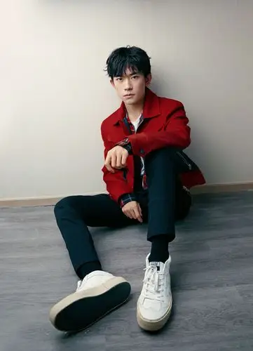 易烊千玺小时候主持节目照片曝光留着锅盖头手拿纸条造型可爱