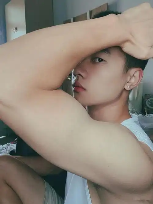 奶凶寸头田径体育生,被这个超帅腹肌小奶狗的写真治愈了!