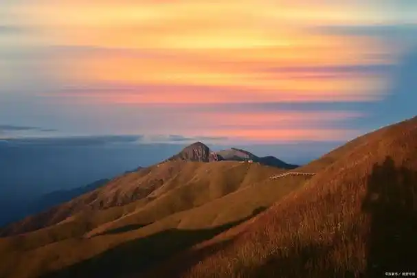 武功山风景介绍武功山位于中国江西省中西部,是一个集自然风光,人文