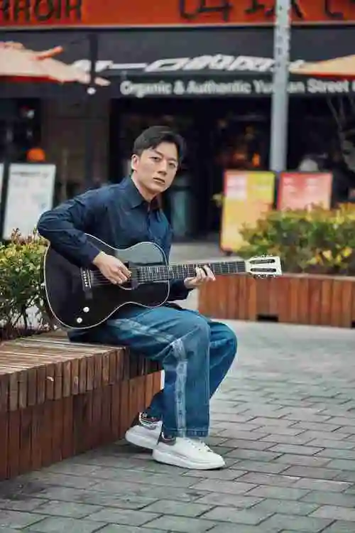 实力歌手张磊时隔三年再发专辑,目前已释出《无帆》,《再见少年》