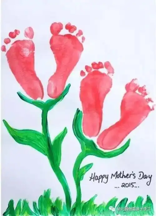 抱起孩子,让孩子的小脚丫粘一点颜料,然后踩在画纸上 用小脚印画出来