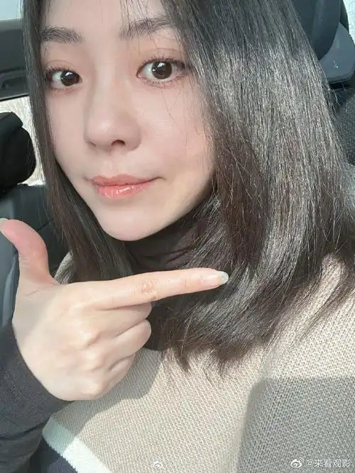 张靓颖车内自拍图##张靓颖怼脸自拍照