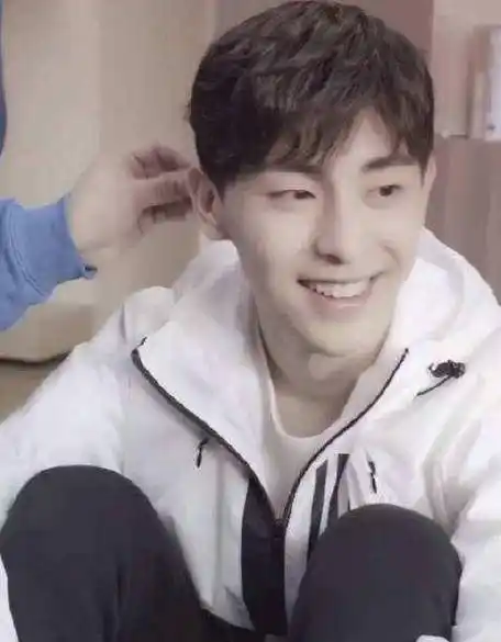 邓伦笑起来真的是非常的阳光,非常的治愈.