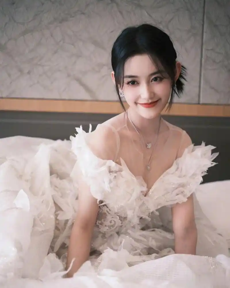 99蒋依依白色抹胸礼服裙,秒变白天鹅06!