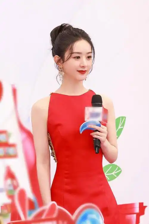 赵丽颖艳丽红裙做直播光彩照人梳丸子头笑意盈盈温柔甜美