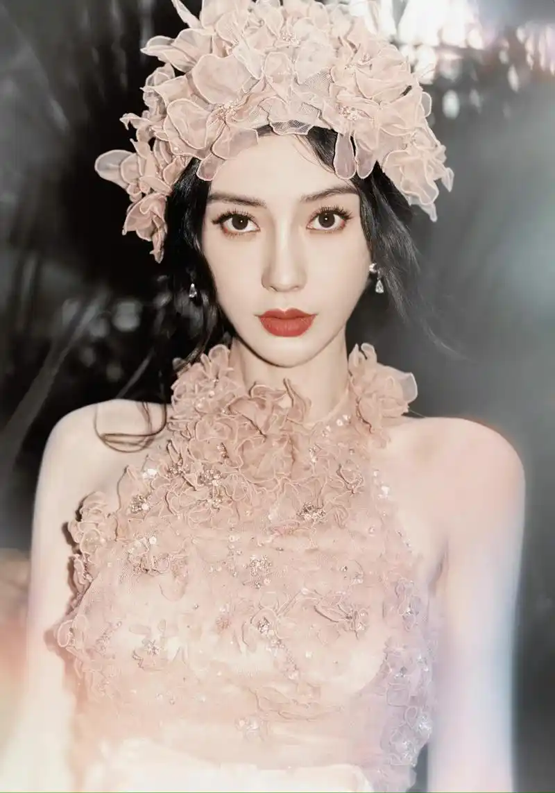 angelababy粉色花朵露背长裙,宛若花中仙子,自带魔法buff!