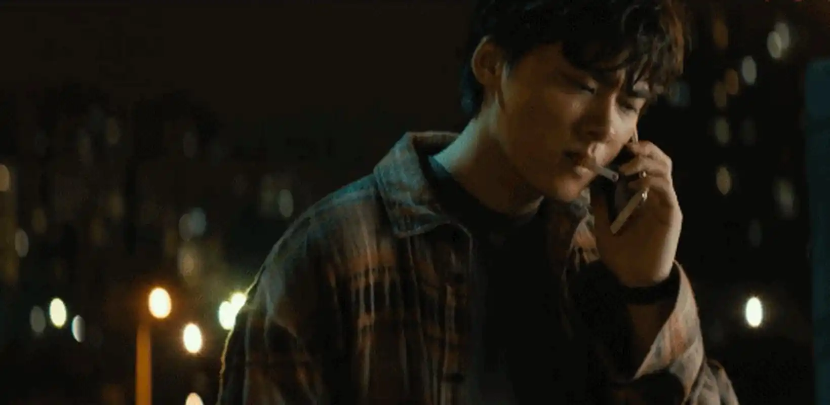 李易峰抽烟太帅了#李易峰抽烟# ,你不会因为明星抽烟而转黑粉吧?