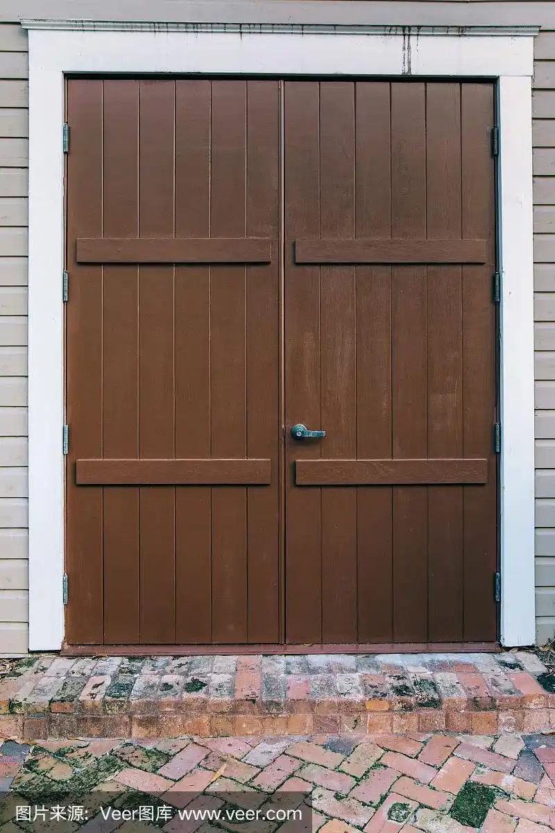 建筑后入口的深棕色木质双层门用于存储