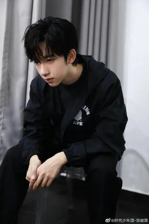 贺峻霖全黑穿搭随拍