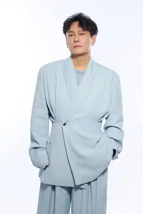 张信哲白色情人节甜蜜加码,官宣新专辑和海外演唱会两不误