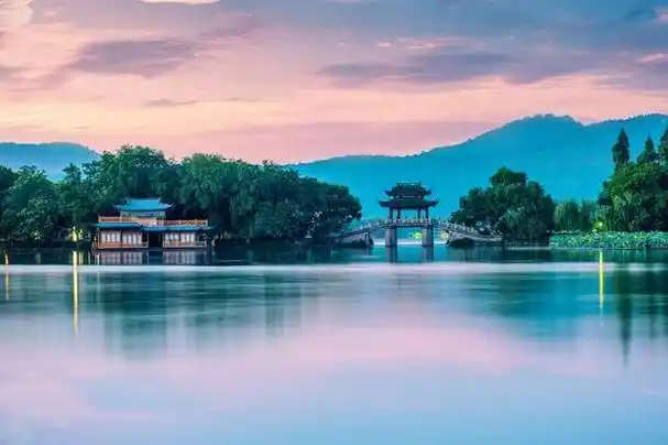 杭州西湖是中国著名的风景区之一,位于浙江省杭州市中心地带,占地面积